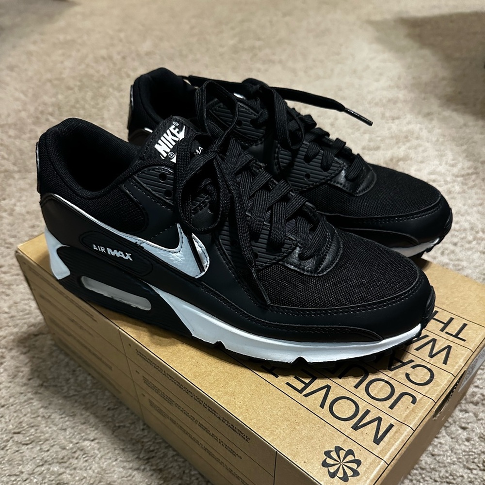 Nike Women’s Air Max 90, Size 9